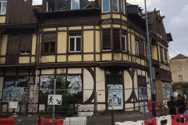 un bâtiment à pans de bois à Saint-Julien-lès-Metz en phase de destruction