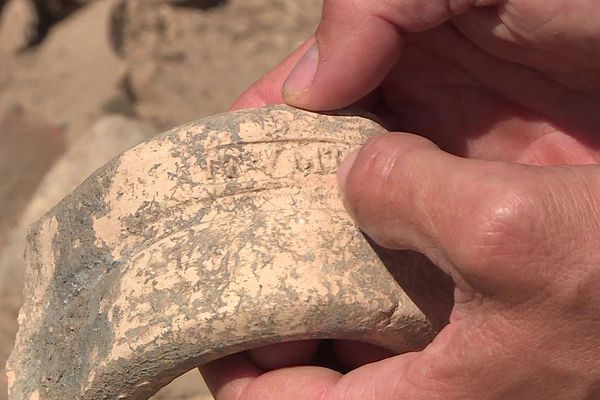 Les spécialistes déchiffrent sur l'anse de cette amphore les initiales du propriétaire antique du mas des Tourelles, près de Beaucaire. 