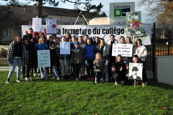 Des opposants à la fermeture du collège du Val de Vire à Vire (Calvados)