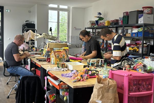 22 personnes en réinsertion assurent la réparation des jouets au sein de la recyclerie basée à Guise, dans l'Aisne.