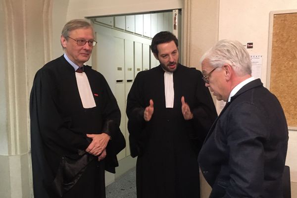 Jean-François Bardinon avec à gauche l’un de ses quatre avocats, Thierry Massis et à droite Julien Dami-Le-Coz, l’avocat de sa sœur, Anne.