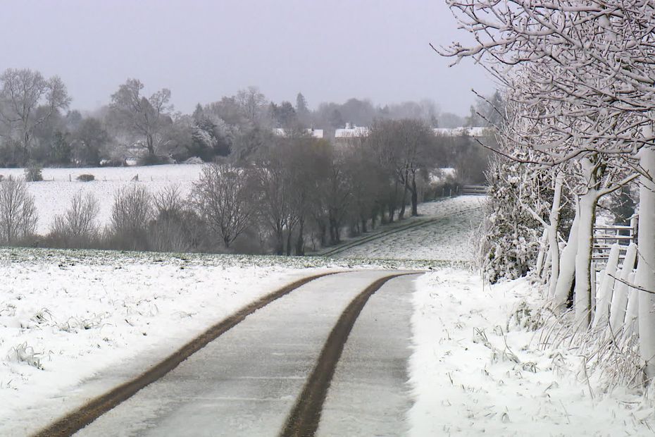 Neige Et Verglas. Bus, Trains, Transport Scolaire, Accueil Minimum Dans ...