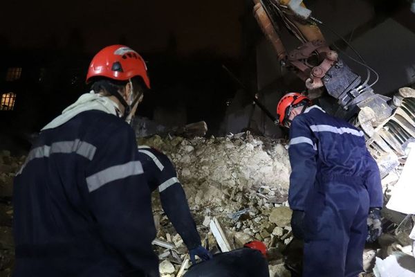 Les marins-pompiers ont fouillé les gravats toute la nuit, rue d'Aubagne à Marseille.