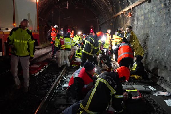 Un exercice de secours "grandeur nature" a été réalisé de nuit dans le tunnel ferroviaire situé à Valserhône dans l'Ain.