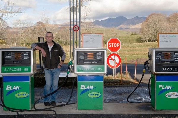 Alain Marion prend la pose dans sa station-service de Picherande (63), le 27 novembre 2014.