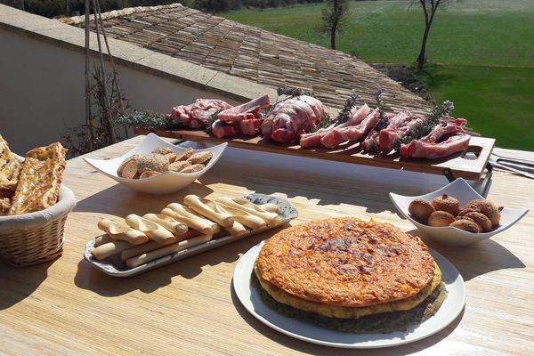 Le repas de Pâques de VAQUI: agneau des Alpilles, omelettes et navettes 