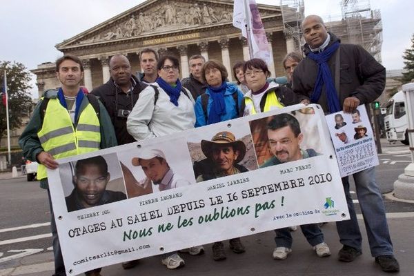 Les 13 marcheurs ont sillonné paris pour remettre des lettres dans des endroits symboliques