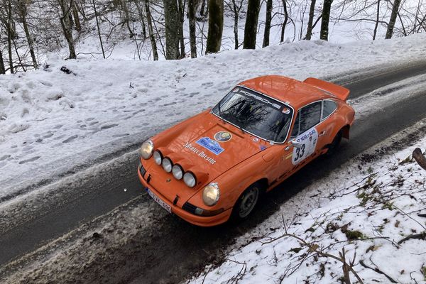 La  Porsche d'Yves Deflandre au 67ème Rallye Neige et Glace sur les hauteurs de Belleydoux (Ain)