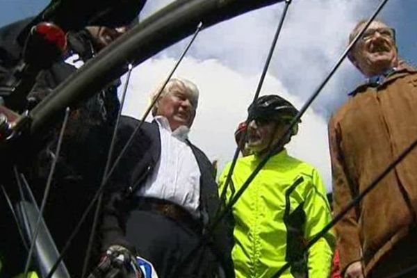 Une plaque a été inaugurée le 15 juin au sommet du Puy-de-Dôme pour commémorer le duel mythique de l'étape du Tour de France le 12 juillet 1964 entre Raymond Poulidor et Jacques Anquetil.