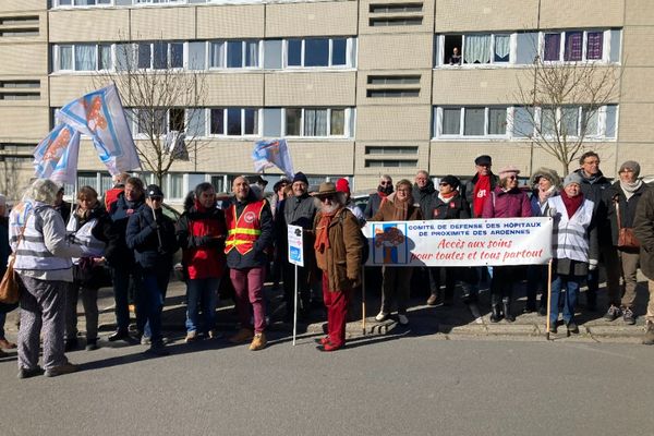 Une trentaine de personnes se sont rassemblées pendant que se tenait la réunion organisée par l'Agence régionale de Santé, à Charleville-Mézières.