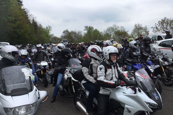 Plus d'une centaine de motards se sont donnés rendez-vous à 14 heures à l'aire de repos de Varennes, à Chanonat (Puy-de-Dôme), samedi 06 mai 2018.