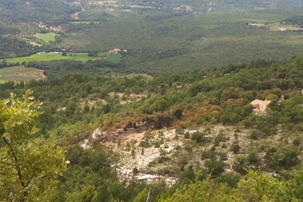 La trace noire laissée par le mirage, pulvérisé lors du crash sur la commune de Viens (Vaucluse). Seuls quelques fragments sont visibles.