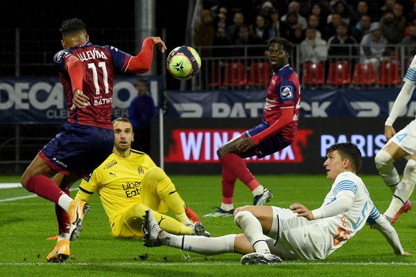 Que d'expressions différentes ! Entre le gardien de l'OM Pau Lopez (en jaune) le défenseur argentin Leonardo Balerdi (à droite de la photo) et le Clermontois Jim Allevinah (au centre).