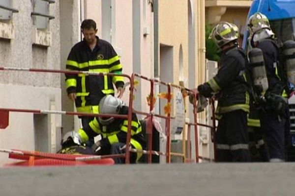 Pompiers en intervention sur une fuite de gaz rue du Petit Tour à Limoges.
Image Noëlle Vaille.