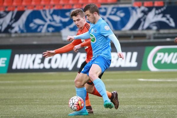 coupe de France. Lorient - Tours : Thibaud Cillard (Tours) aux prises avec  Benjamin Jeannot (Lorient)