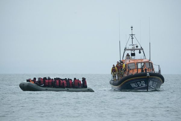 Une embarcation transportant des migrants et escortée par les secours anglais, le 24 novembre 2021 à proximité de la frontière britannique.