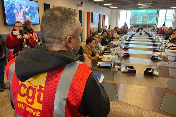 Le conseil municipal de Brive perturbé par des militants CGT contre la réforme des retraites - 29/03/23 -