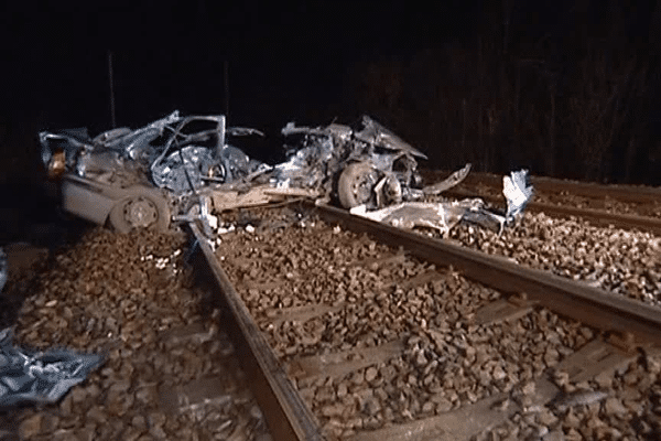 La voiture après avoir été percutée par un TER au passage à niveau de la Roche-Maurice (29) en novembre 2006