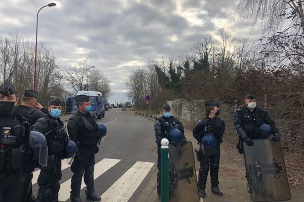 Des membres de forces de l’ordre à proximité du site ce mardi matin.