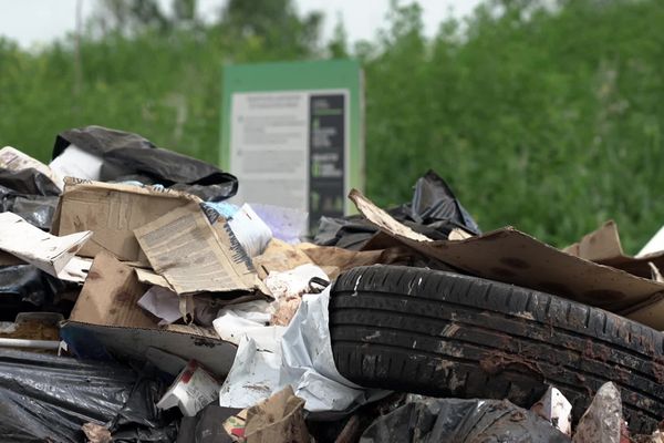 Bois, plastiques, papiers, cartons, caoutchoucs, déchets non inertes et de déchets de métaux s'entassent sur près de 1200 m3