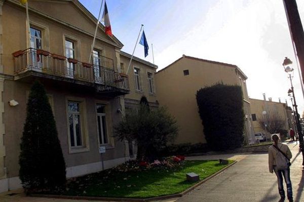 Le centre ville de Plan-de-Cuques, une des trois communes dans le collimateur de l'Etat (photo 2003)