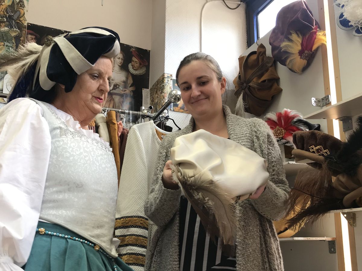 Fetes Du Roi De L Oiseau Au Puy En Velay Derniere Ligne Droite Pour Trouver Son Costume