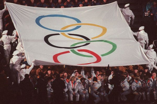 Les militaires alpins durant la cérémonie d'ouverture des JO d'Albertville le 8 février 1992.   
