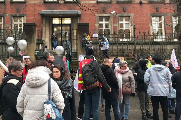 Journée de grève des professeurs. Ils étaient 250 devant l’inspection académique de Metz (Moselle).