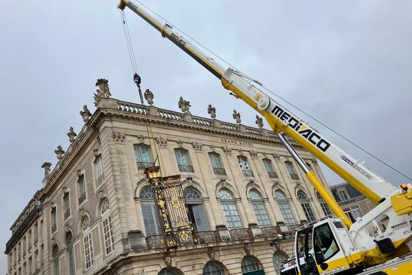 Les grilles qui jouxtent le Grand Hôtel de la Reine à l'angle de la place Stanislas à Nancy (Meurthe-et-Moselle) ont été déposées vendredi 22 novembre 2024 à huit heures du matin.