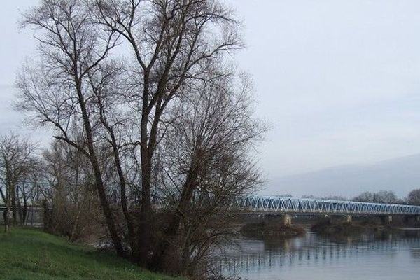 Le pont de Fourchambault est un des nombreux ouvrages qui relient le département de la Nièvre à celui du Cher.