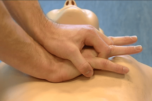 Démonstration de massage cardiaque