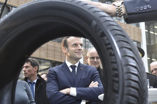 Le président de la République a débuté son déplacement officiel par une visite de l'entreprise Michelin