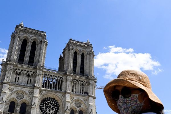 Le parvis de la cathédrale de Notre-Dame-de Paris est à nouveau accessible depuis cet après-midi.