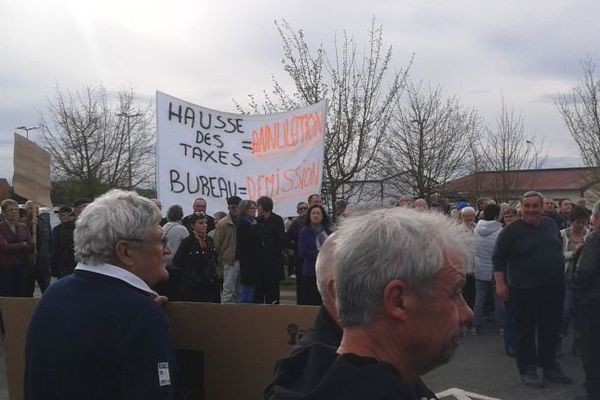 Une nouvelle manifestation est organisée jeudi 14 avril 2016 contre l’augmentation du taux d'imposition de 150% dans la Communauté de communes de la Plaine Dijonnaise. 