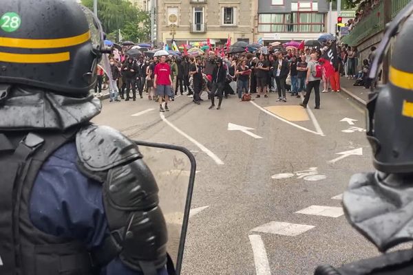 Eric Zemmour, le fondateur du parti d'extrême droite Renconquête! a reçu un accueil houleux lors de son passage ce mercredi, à Limoges, où il était venu dédicacer son dernier livre.