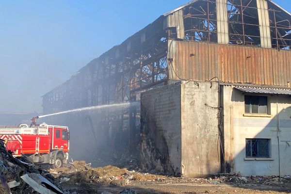 Un mois après l'incendie, le feu couve toujours à Saint-Chamas.