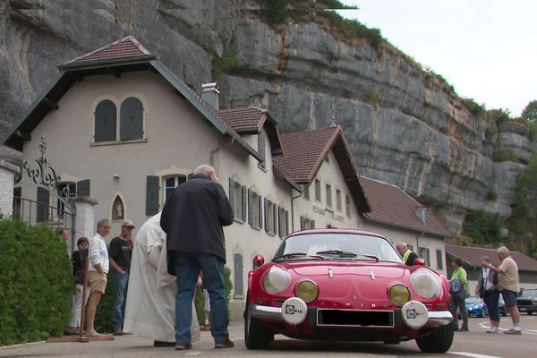 Les automobilistes bénis devant la grotte chapelle de Remenot