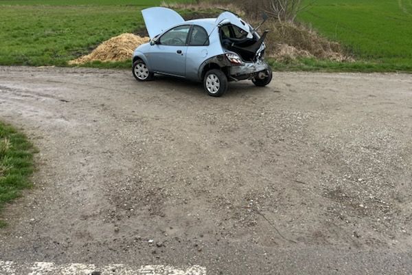 Le TER a percuté l'arrière de la voiture.