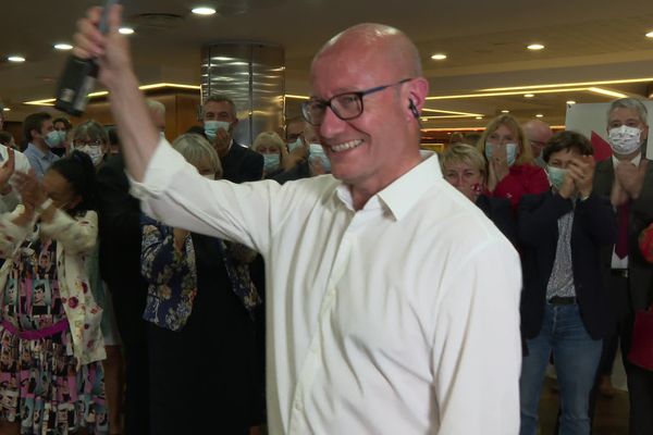 Jean-Luc Gleyze salue ses militants qui l'applaudissent pour la victoire de la gauche aux élections départementales, dimanche 27 juin 2021.