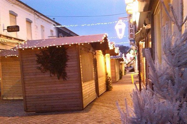 Vos photos illustrent la météo : marché de Noël d'Aulnoye-Aymeries prêt pour ce week-end