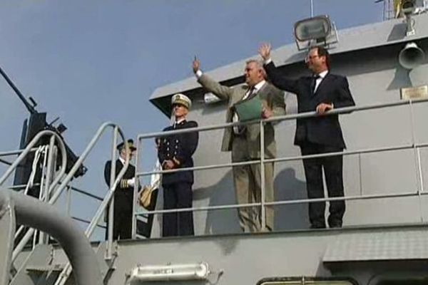 François Hollande et Frédéric Cuvillier sur un navire des douanes pour assister à la parade nautique ce dimanche à Boulogne-sur-Mer