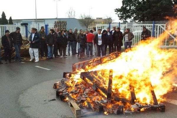 les salariés de Pilpa ont allumé un feu de palettes devant l'usine