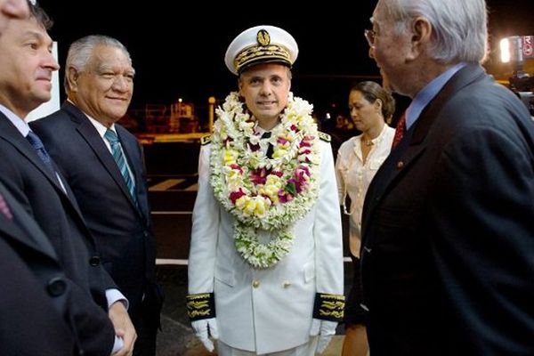 Lionel Beffre (au centre) au moment de son arrivée en Polynésie française, le 13 septembre 2013.