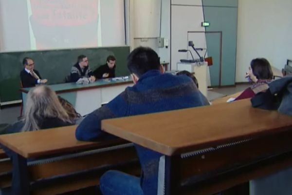 Le syndicats d'enseignants SNESUP (Syndicat National d'enseignants du Supérieur) et l'UNEF (Union Nationale des Etudiants de France) attirent l'attention sur les réductions budgétaires ayant lieu à L'université