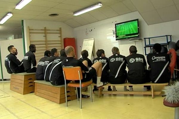 Les joueurs du Stade Malherbe de Caen décortiquent le jeu du FC nantes lors d'une séance vidéo