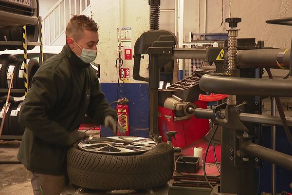 Avec les premières neiges, les français se sont rués sur les garages pour faire changer leurs pneus.