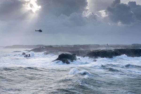 Le photographe Mathieu Rivrin a survolé la Bretagne en hélicoptère pour France Télévisions lors de la tempête Ciaran, le jeudi 2 novembre.