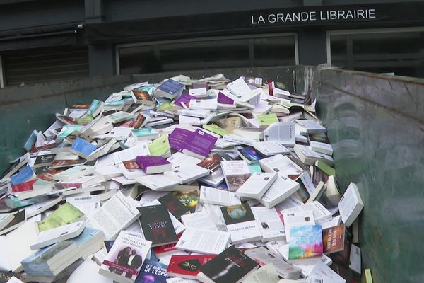 Une benne de chantier sert de point final à 60 tonnes d'ouvrages de la "grande librairie" de Saint-Laurent-Du-Var qui a fait faillite il y a plus d'un an.