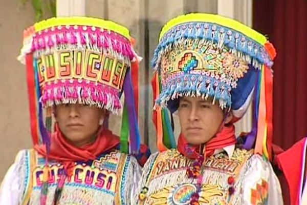 Au festival de Gannat (03) tout est histoire de couvre-chefs, et de musique bien sûr! Ces danseurs viennent du Pérou et s'apprêtent à exécuter la danse des ciseaux.