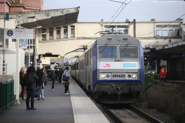 En Allemagne, le pass transports en commun illimité sur tout le territoire fait un carton. Pour 49 euros, on peut se déplacer sans limite. La France pourrait s'en inspirer, à en croire le Gouvernement, qui commence à y réfléchir.